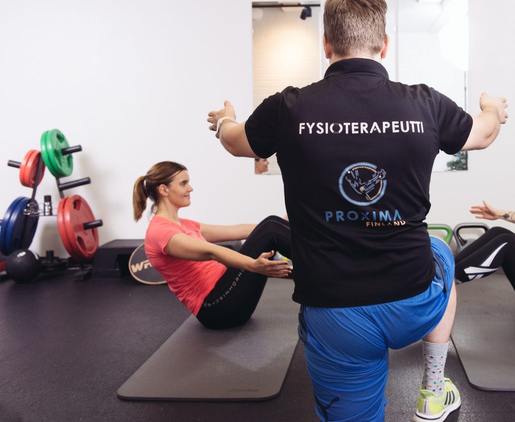 fysioterapeutti ohjaa asiakkaalle keskivartalon vahvistavia harjoituksia