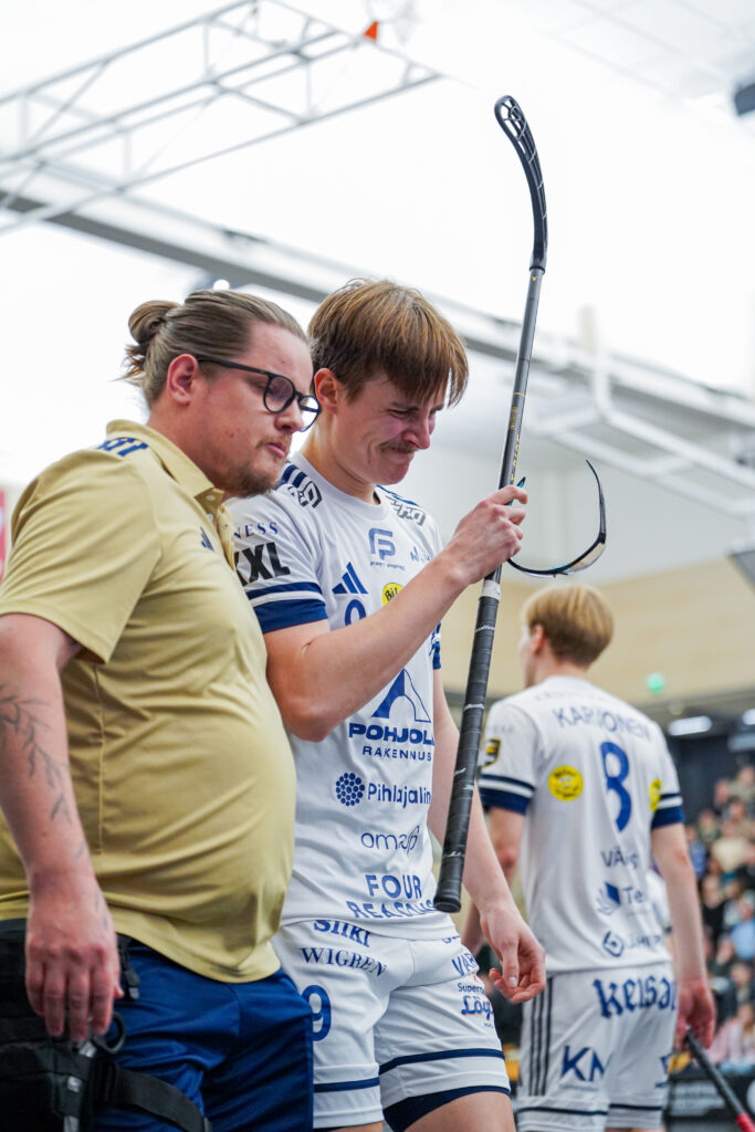 Suomen Cupin finaalissa Joonatan Kovanen loukkaantui. Auttamassa Fysioterapeutti Arttu Peltola