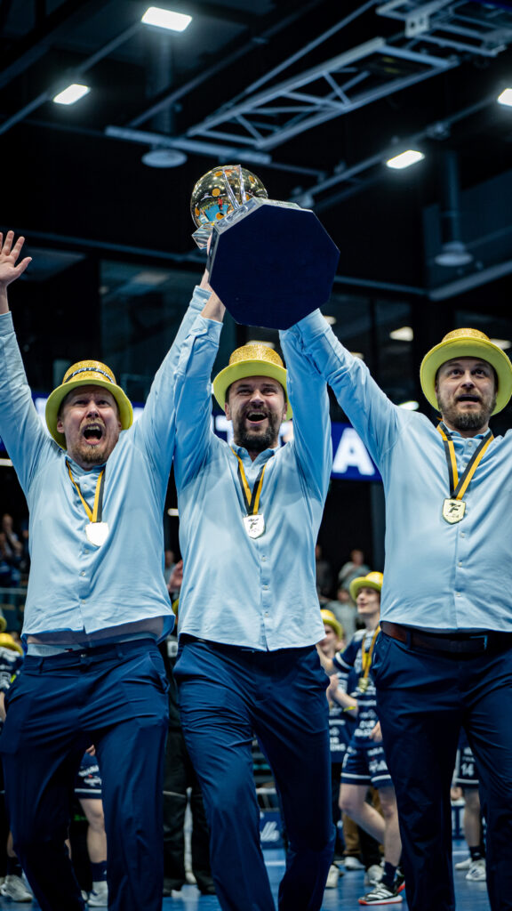 Kuvassa Nokian Krp:n suomenmestaruusvalmentajat nostavat yhdessä suomen mestaruus pokaalia.
